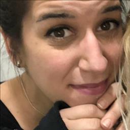 Alba  está buscando trabajo de camarero o camarera.