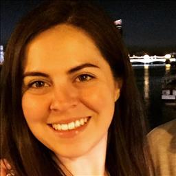 Andrea está buscando trabajo de recepcionista en un hotel, hostal o restaurante en Sevilla.