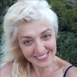 Claudia está buscando trabajo de cocinero o cocinera o jefe de cocina.