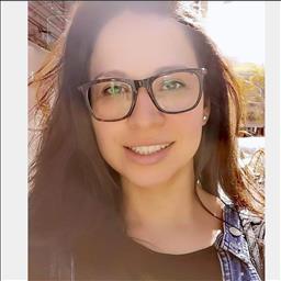 Angelica está buscando trabajo de recepcionista.