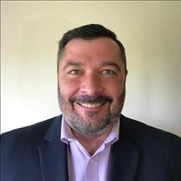 Alejandro está buscando trabajo de camarero o camarera.