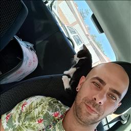 Fabio está buscando trabajo de camarero o camarera.