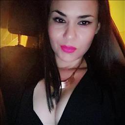 Lilian está buscando trabajo de ayudante de cocina.