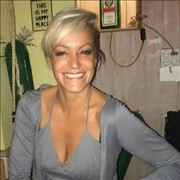 Gloria está buscando trabajo de camarero (barman) o camarera de barra o sala en Madrid. Bares, restaurantes, cafeterías o discotecas.