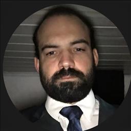 Fernando está buscando trabajo de ayudante de cocina.