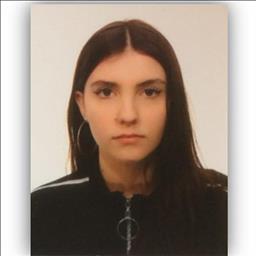 Maria está buscando trabajo de ayudante de cocina.