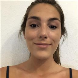 Lourdes está buscando trabajo de camarero (barman) o camarera de barra o sala en Málaga.
