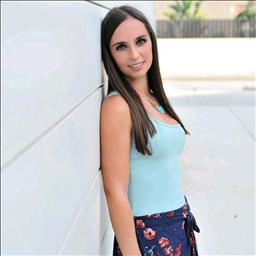 Debora está buscando trabajo de recepcionista en un hotel, hostal o restaurante en Alicante.