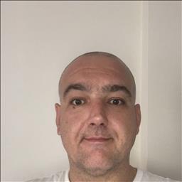 Salvador está buscando trabajo de limpieza como limpiador o limpiadora, camarero o camarera de pisos u otros empleos profesionales.