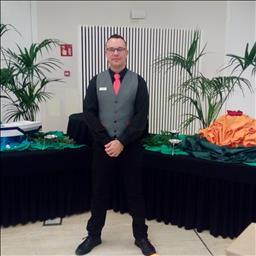 Vicente está buscando trabajo de camarero (barman) o camarera de barra o sala en Madrid. Bares, restaurantes, cafeterías o discotecas.