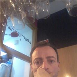 Antonio está buscando trabajo de camarero o camarera.