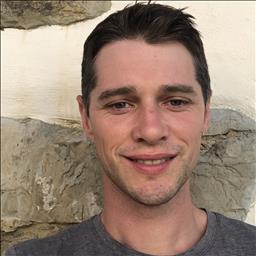 Luke está buscando trabajo de camarero o camarera.