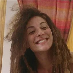 Sara está buscando trabajo de camarero o camarera.