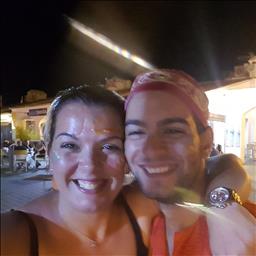 Rocio  está buscando trabajo de camarero o camarera.