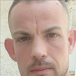 Salvador está buscando trabajo de camarero o camarera.