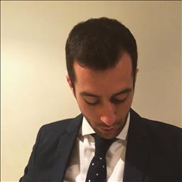 Pablo está buscando trabajo de recepcionista en Madrid.