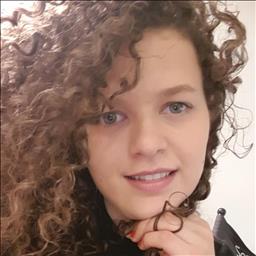 Mihaela  está buscando trabajo de camarero (barman) o camarera de barra o sala en Madrid. Bares, restaurantes, cafeterías o discotecas.
