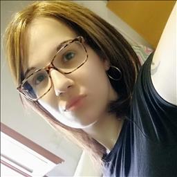 Désirée está buscando trabajo de ayudante de cocina.
