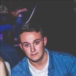 Adrián  está buscando trabajo de camarero (barman) o camarera de barra o sala en Madrid. Bares, restaurantes, cafeterías o discotecas.