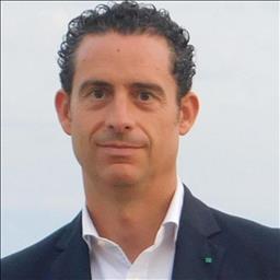 Víctor está buscando trabajo de camarero (barman) o camarera de barra o sala en Alicante.