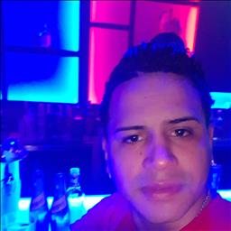 Kevin está buscando trabajo de camarero o camarera.