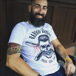 Javier está buscando trabajo de camarero (barman) o camarera de barra o sala en Bizkaia. Bares, restaurantes, cafeterías o discotecas.