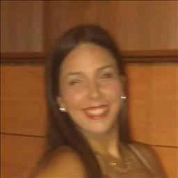 Jennifer está buscando trabajo de ayudante de cocina.