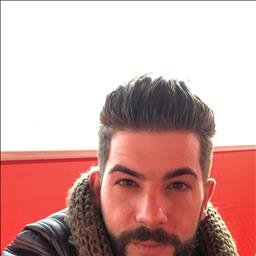 Roberto está buscando trabajo de camarero (barman) o camarera de barra o sala en Madrid. Bares, restaurantes, cafeterías o discotecas.