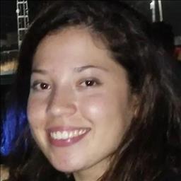 Claudia está buscando trabajo de recepcionista en un hotel, hostal o restaurante en Sevilla.